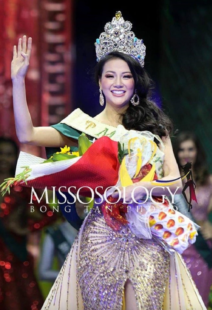 Thời điểm đó, Phương Khánh đăng quang Miss Earth. Điều này khiến người đẹp Việt và giải đấu bóng đá khu vực có mối lương duyên đặc biệt. (Ảnh: Missosology)