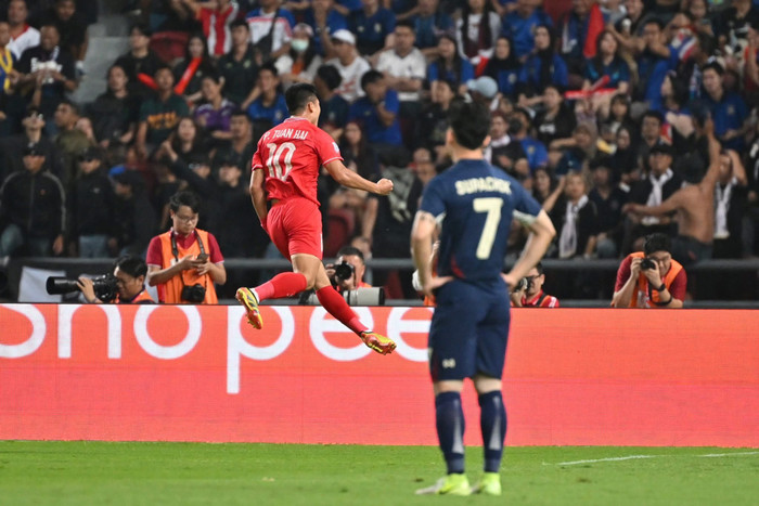 Một trong những khoảnh khắc mô tả đầy đủ về chiến thắng của tuyển Việt Nam khi Supachok bất lực nhìn Tuấn Hải ăn mừng. Ảnh: FAT