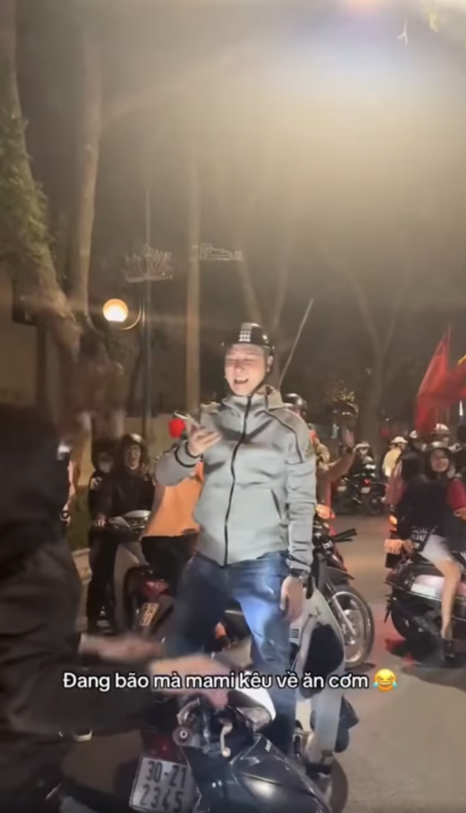 Sau khi thông báo với mẹ rằng đang 'đi bão' để chúc mừng tuyển Việt Nam, nam thanh niên tiếp tục hoà vào dòng người. Ảnh cắt từ clip