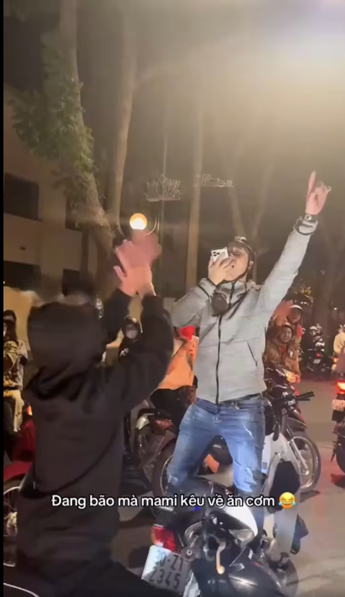 Nam thanh niên đang 'đi bão' thì mẹ gọi về ăn cơm. Ảnh cắt từ clip