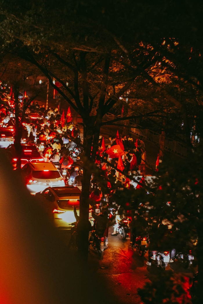 Đường phố Hà Nội đỏ rực màu cờ, không khí rộn ràng và phấn khởi hơn bao giờ hết