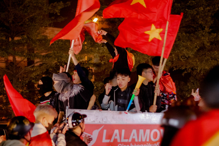 Các cổ động viên đầy nhiệt huyết, chuẩn bị nào còi lớn, nào cờ Tổ quốc để 'đi bão' ăn mừng chiến thắng của tuyển Việt Nam.