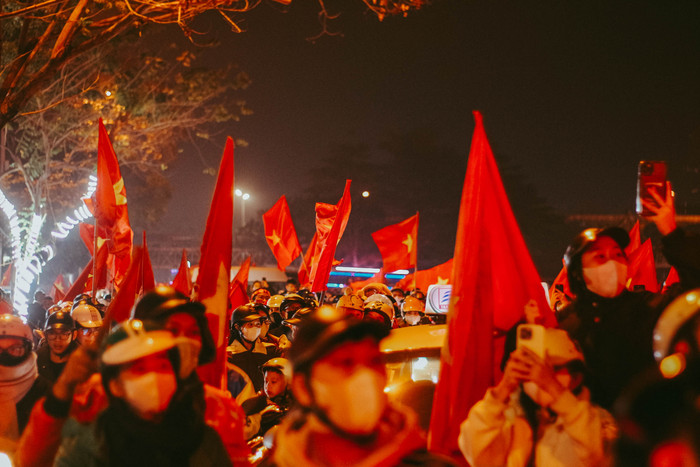 Ngay trong đêm 5/1, hàng triệu người dân cả nước đã đổ ra đường 'đi bão'. Ai nấy đều phấn khởi xen lẫn tự hào, liên tục reo hò chúc mừng chức vô địch.