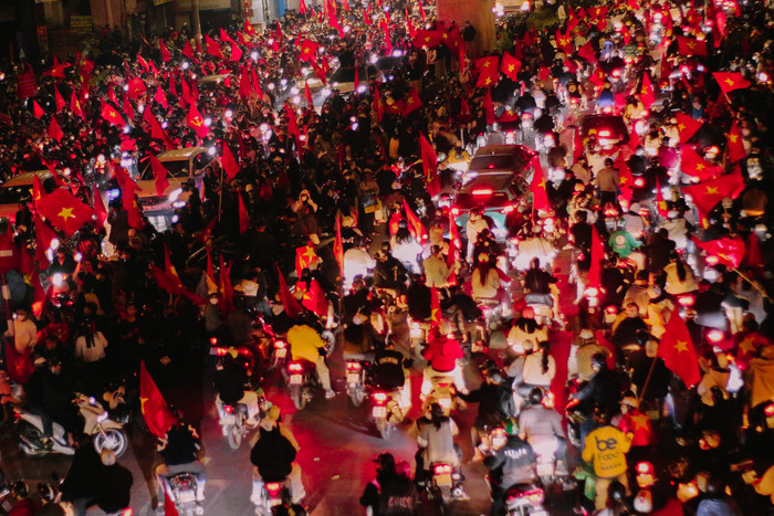 Các làn đường chật kín xe cộ, dù tắc đường, kẹt xe nhưng ai nấy đều hân hoan và vui mừng.