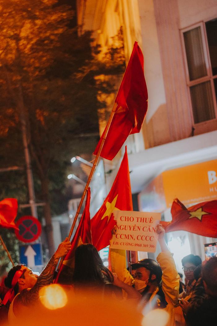 Tranh thủ 'đi bão', một thanh niên giới thiệu luôn dịch vụ cho thuê chung cư mini, chung cư cao cấp.