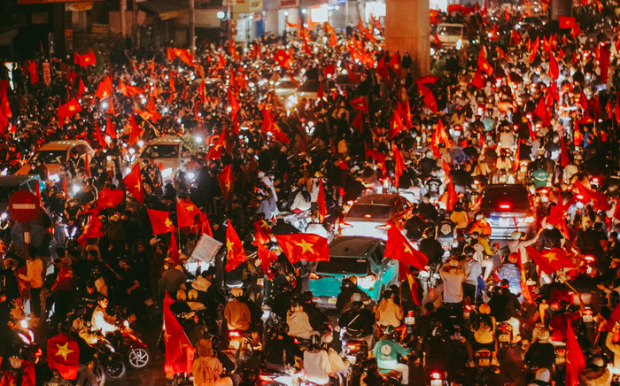 Những khoảnh khắc ấn tượng của CĐV Việt Nam trong đêm 'đi bão' ăn mừng chiến thắng Ảnh 2