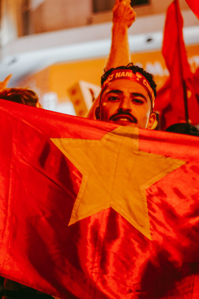 Một du khách nước ngoài giương cao lá cờ Tổ quốc Việt Nam