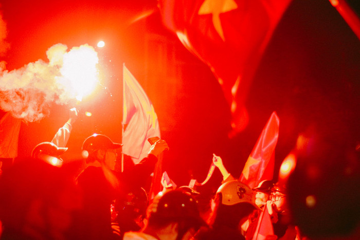 Pháo sáng đỏ rực một góc trời thay cho lời chúc mừng đến các chàng trai của tuyển Việt Nam.