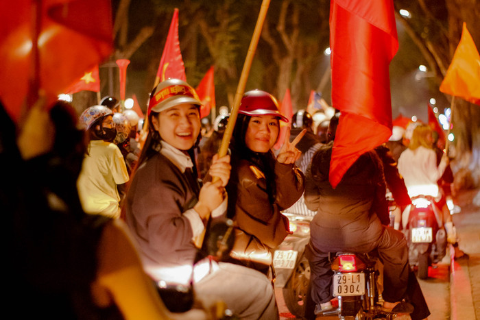 Các cô gái xinh đẹp cũng đổ ra đường 'đi bão' ăn mừng chiến thắng.