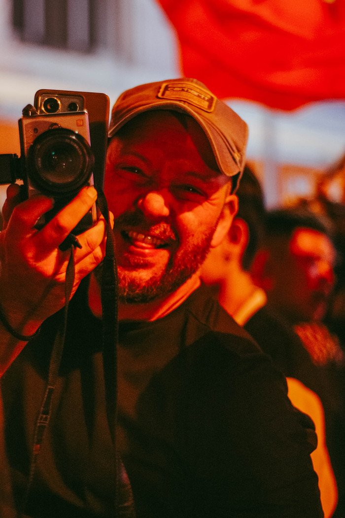 Các khách tây sang Việt Nam du lịch cũng tỏ ra đầy phấn khích, hoà chung không khí với các cổ động viên nước nhà.