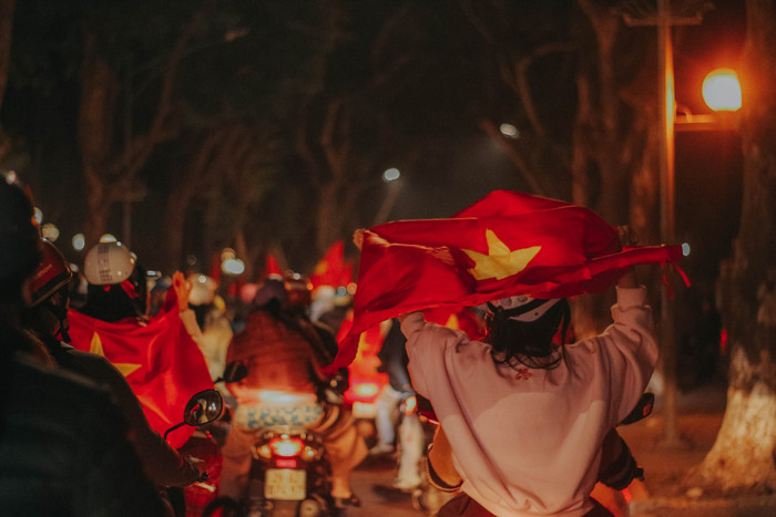 Lá cờ Việt Nam tung bay khắp các nẻo đường đầy tự hào