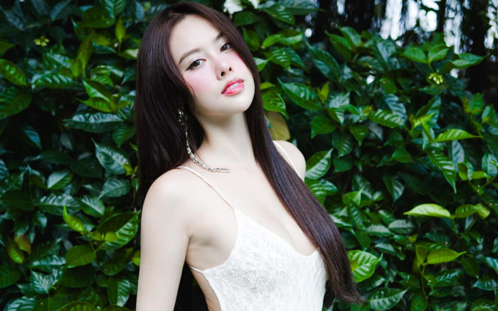 Á hậu Việt vừa nhận lời cầu hôn diện váy áo mỏng tang, khoe 'gò bồng đảo' căng tràn Ảnh 2