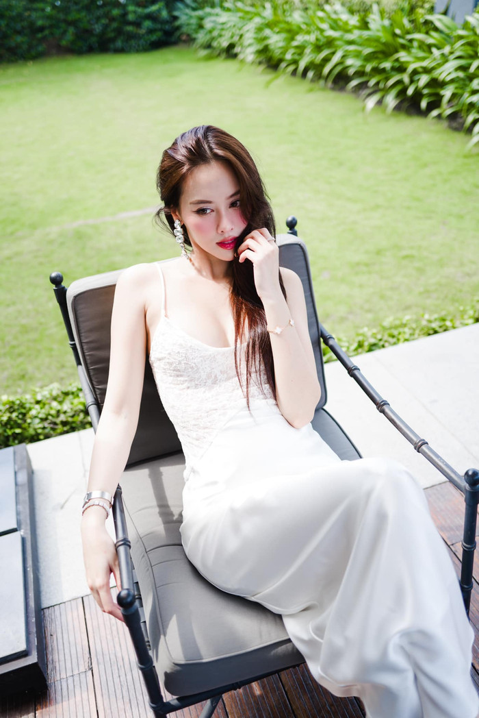 Á hậu Tâm Như diện váy áo mỏng tang, khoe 'gò bồng đảo' căng tràn. (Ảnh FBNV)