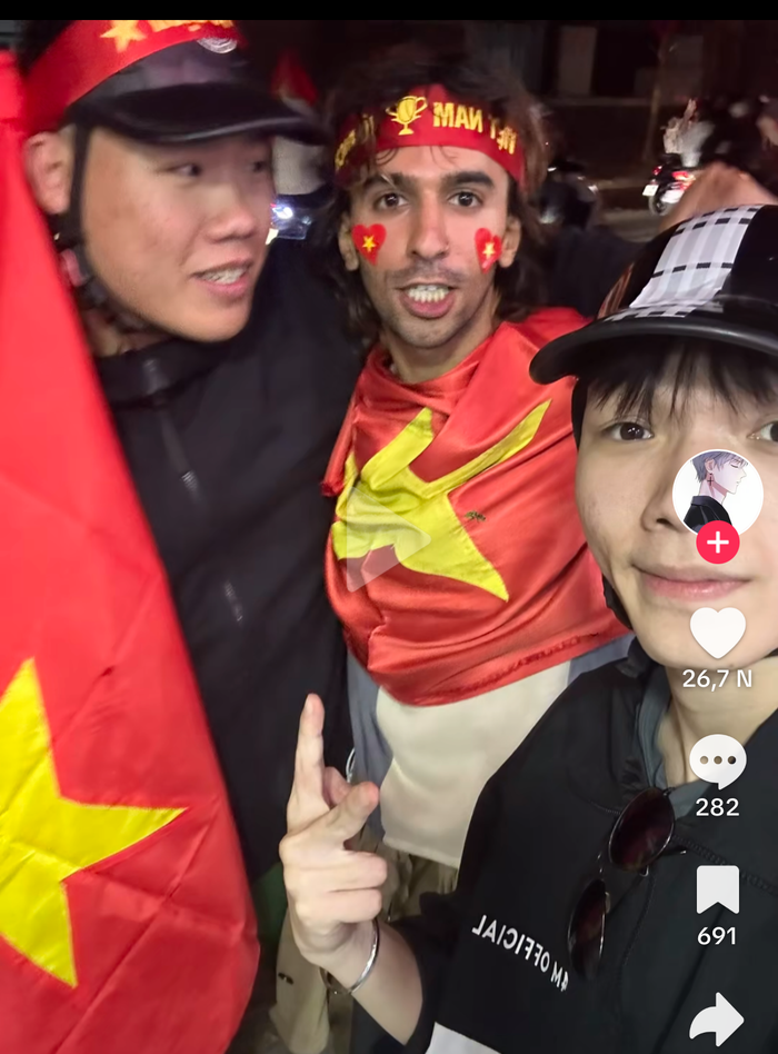 Anh Tây trèo lên xe của nhiều người dân rồi lạc lên tận Phú Thọ.