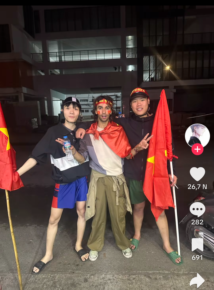 Đặc biệt chàng Tây được người dân tiếp đón rất nhiệt tình.