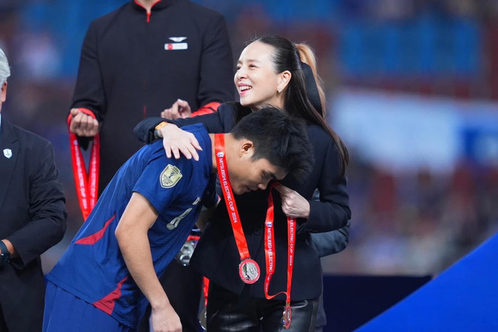 Nữ tỷ phú Madam Pang đã gửi lời xin lỗi người hâm mộ Thái Lan sau khi thua tuyển Việt Nam ở chung kết AFF Cup 2024. Ảnh: Madam Pang