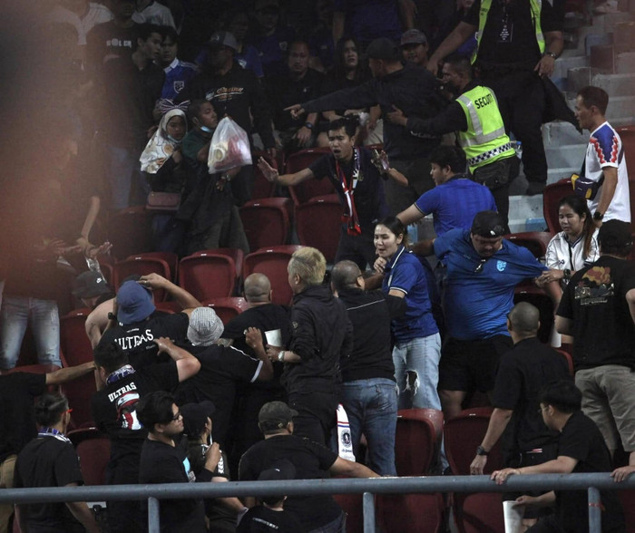Hình ảnh các nhóm CĐV Thái Lan xảy ra mâu thuẫn với nhau.