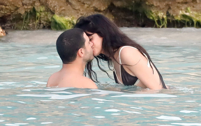 Nữ ca sĩ nổi tiếng bị bắt gặp hôn đắm đuối bạn trai tỷ phú trên biển Ảnh 2