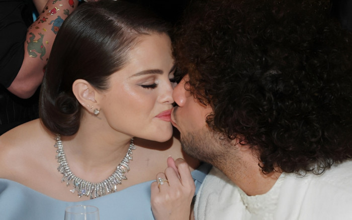 Selena Gomez 'khóa môi' chồng sắp cưới cực ngọt tại hậu trường Quả Cầu Vàng 2025 Ảnh 2