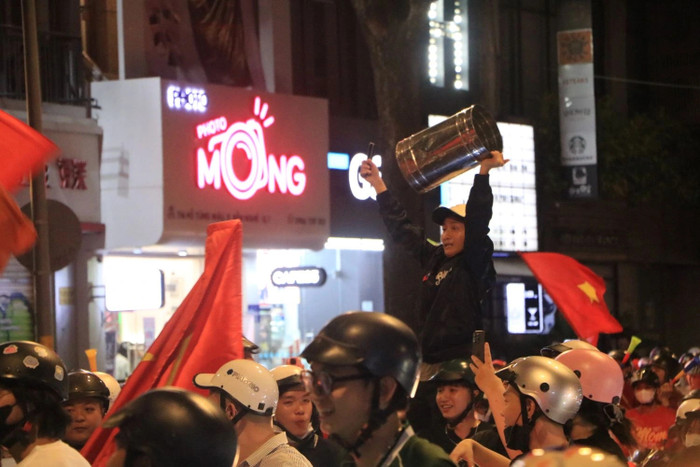 Cái xoong được người dân mang ra đường ăn mừng chiến thắng của đội tuyển Việt Nam. Ảnh: Thanh niên