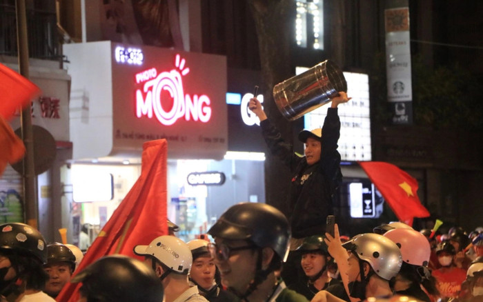 Những vật dụng độc lạ được CĐV Việt Nam mang 'đi bão' ăn mừng chiến thắng lịch sử Ảnh 2