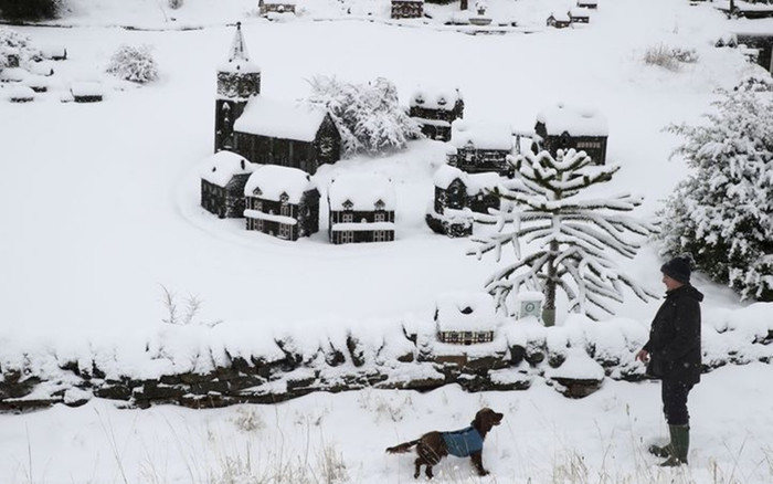 Tuyết trắng bao trùm Châu Âu, cuộc sống người dân bị đảo lộn Ảnh 2