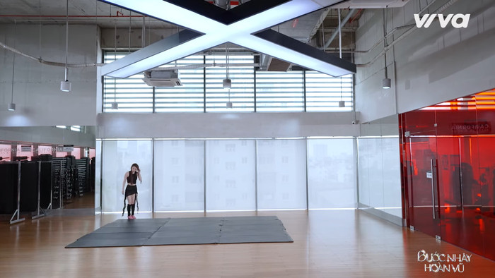 Quỳnh Nga chuẩn bị nhiều thảm tập để tránh việc bản thân và bạn diễn gặp chấn thương khi luyện tập. Ảnh: Chụp màn hình