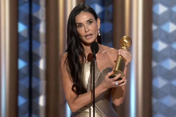 Demi Moore đã thắng giải Nữ diễn viên chính xuất sắc nhất thể loại phim hài nhạc kịch với The Substance ở Quả cầu Vàng 2025