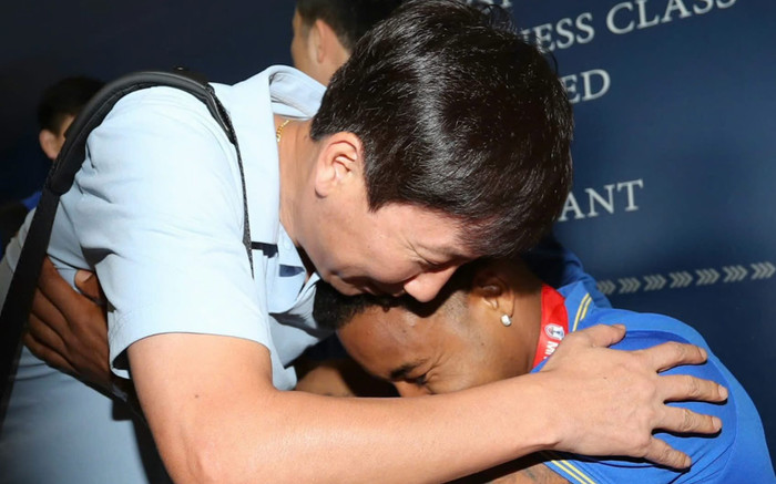 Nguyễn Xuân Son khóc khi HLV Kim Sang Sik trao HCV Ảnh 2