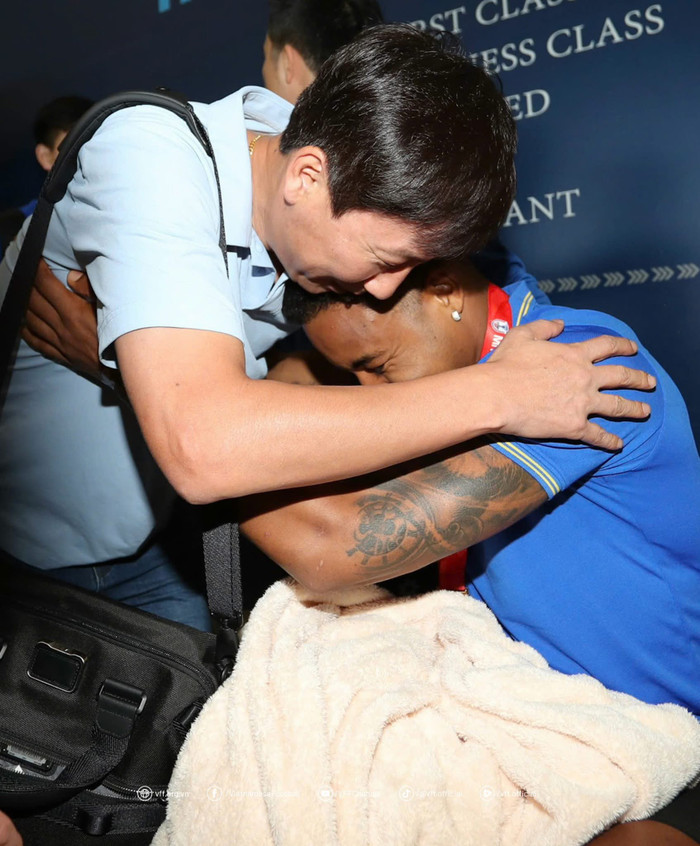 Tiền đạo Nguyễn Xuân Son đã nhận HCV AFF Cup 2024 từ HLV Kim Sang Sik. Ảnh: VFF