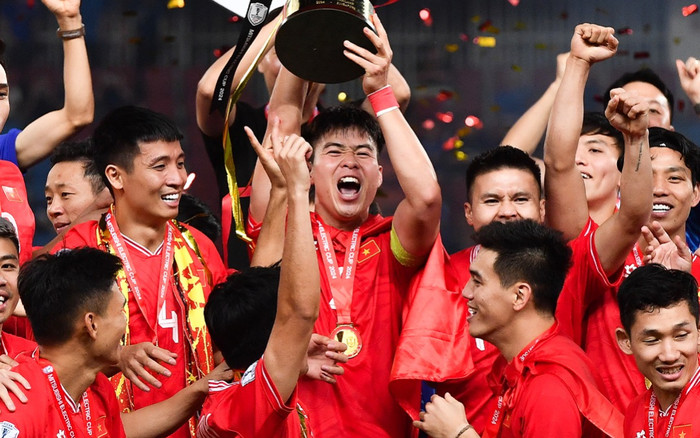 FIFA chúc mừng Việt Nam nâng cúp vô địch Ảnh 2