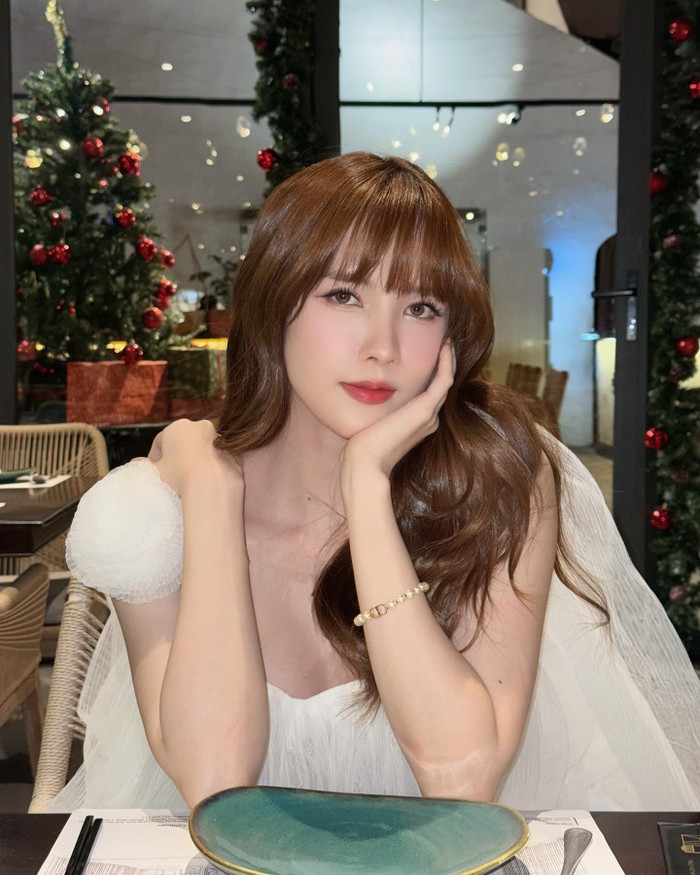 Cô xuất hiện với vẻ ngoài xinh đẹp, rạng rỡ. (Ảnh FBNV)