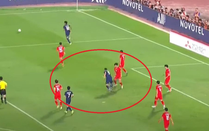 Văn Thanh bị cầu thủ Thái Lan ném giày Ảnh 2