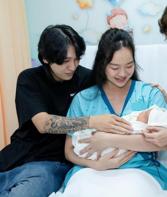 Ngày 15/11/2024, cặp đôi vui mừng đón con trai đầu lòng tên Dino. (Ảnh FBNV)
