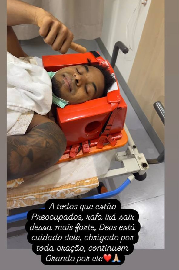 Cô luôn túc trực bên chồng khi anh gặp nạn