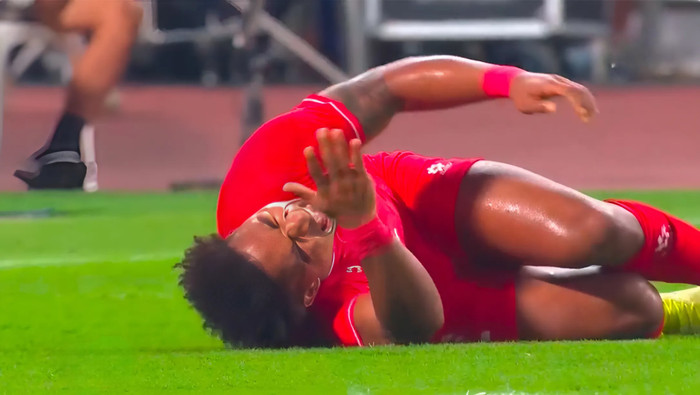 Nguyễn Xuân Son gặp chấn thương khi đang thi đấu