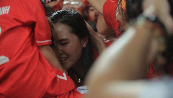 Duy Mạnh hôn vợ đầy tình cảm trên khán đài