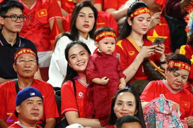 Hình ảnh bà xã Duy Mạnh kiệt sức, ngồi bệt dưới đất gây chú ý Ảnh 4