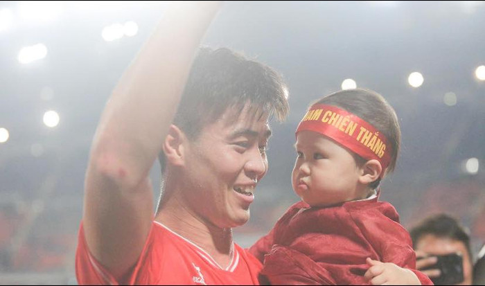 Hình ảnh bà xã Duy Mạnh kiệt sức, ngồi bệt dưới đất gây chú ý Ảnh 5