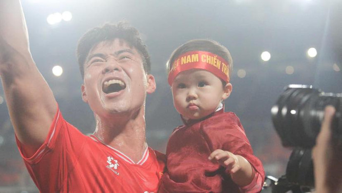 Hình ảnh bà xã Duy Mạnh kiệt sức, ngồi bệt dưới đất gây chú ý Ảnh 6