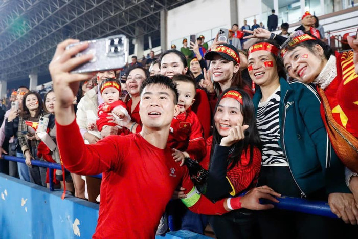 Hình ảnh bà xã Duy Mạnh kiệt sức, ngồi bệt dưới đất gây chú ý Ảnh 3