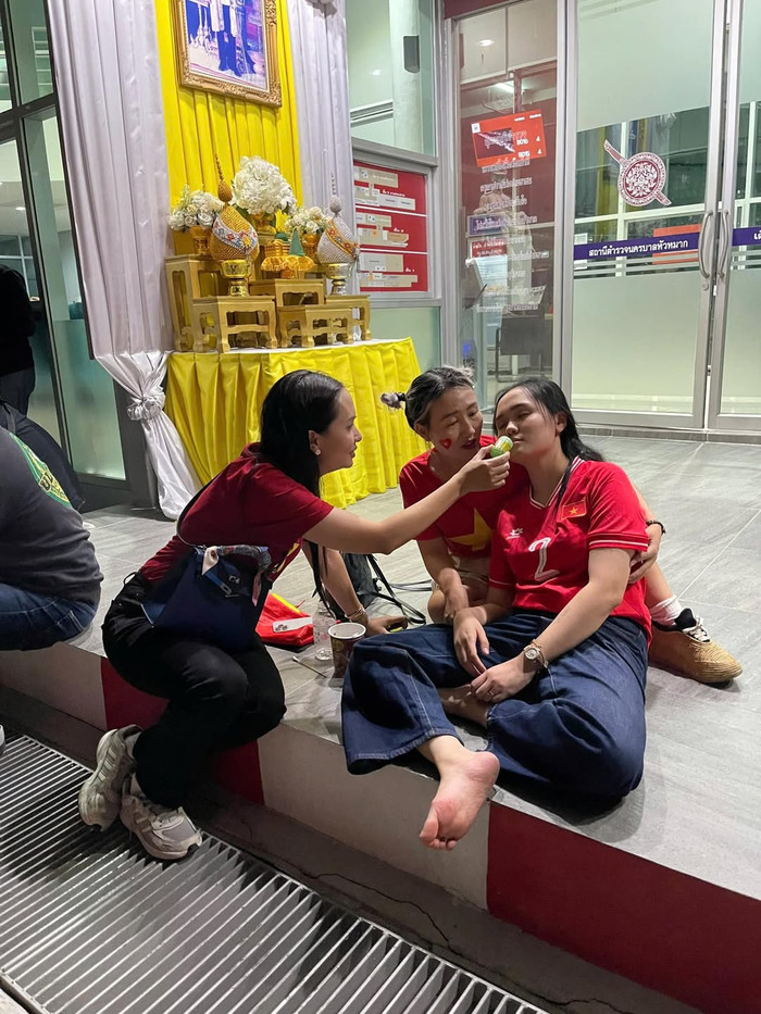 Hình ảnh bà xã Duy Mạnh kiệt sức, ngồi bệt dưới đất gây chú ý Ảnh 1