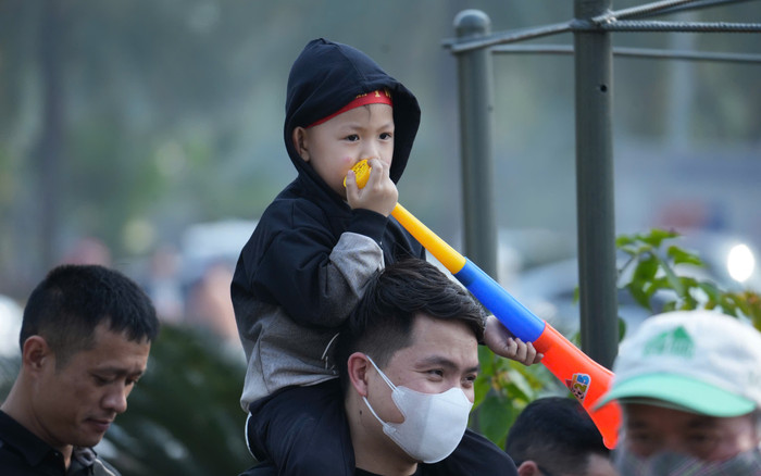 Người hâm mộ đổ về Nội Bài đón mừng đội tuyển Việt Nam mang cúp vô địch về nước Ảnh 2