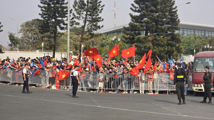 Để đảm bảo an ninh trật tự, các hành lang an toàn được thiết lập dọc khu vực đón đội tuyển.