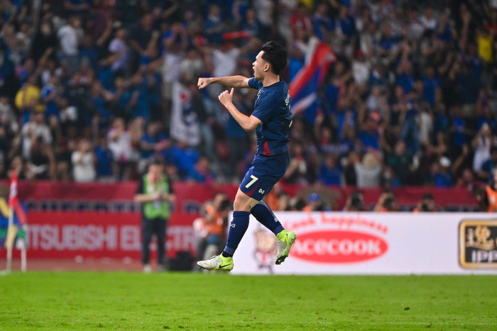 Supachok đã ăn mừng điên cuồng sau bàn thắng “bẩn”. Ảnh: FAT