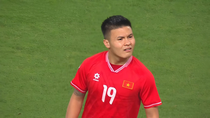 Quang Hải có biểu cảm không tin được là Supachok lại trơ tráo sút bóng cầu may thành bàn và ăn mừng điên cuồng.