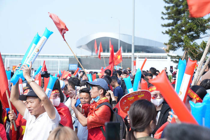 Bên ngoài sân bay, cổ động viên đã đứng chật kín để chào đón tuyển Việt Nam