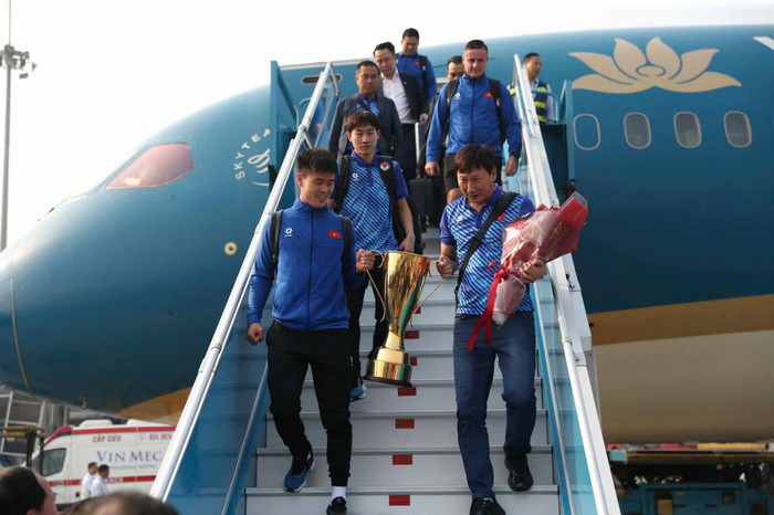 Cận cảnh cúp vàng vô địch được Huấn luyện viên Kim Sang-sik cùng đội trưởng Duy Mạnh mang xuống máy bay.