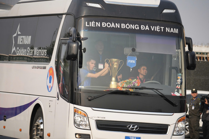 Chiếc cúp vàng danh giá đã về đến sân bay nội bài