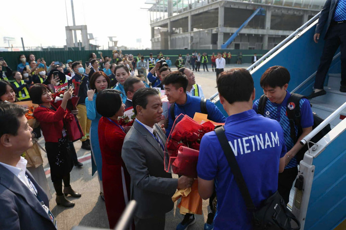 Các cầu thủ nhận được hoa chúc mừng 